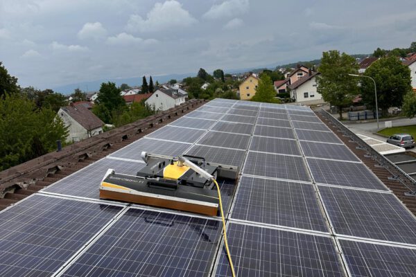 PV Reinigung einer Photovoltaikanlage auf dem Dach von der Firma Marschik