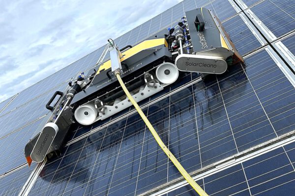 PV Reinigung einer Photovoltaikanlage auf dem Dach von der Firma Marschik