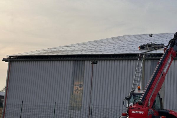 PV Reinigung einer Photovoltaikanlage auf dem Dach von der Firma Marschik