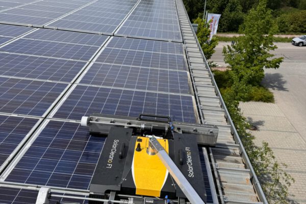 PV Reinigung einer Photovoltaikanlage auf dem Dach von der Firma Marschik