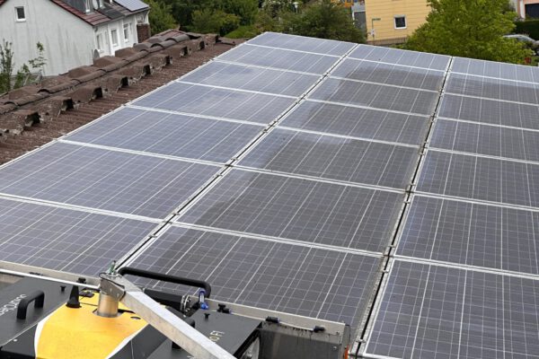 PV Reinigung einer Photovoltaikanlage auf dem Dach von der Firma Marschik